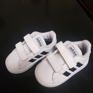 ize 5 Adidas Grand Court